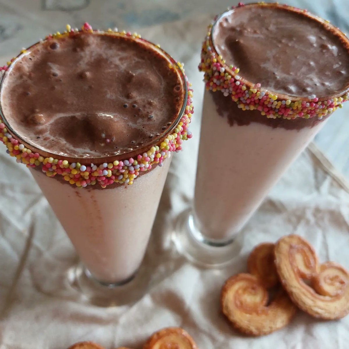 AdriRecetas's tweet photo. 🧋🍫-Batido de leche preparada y helado de chocolate-🍫🧋

🤗-Hola receteras y receteros,  hoy os traigo este batido casero tan refrescante y riquísimo. 

#Batido #lechepreparada #heladodechocolate #recetasfaciles #Food #foodlover #casero #amiestilo https://t.co/ZgZdjVLn3b