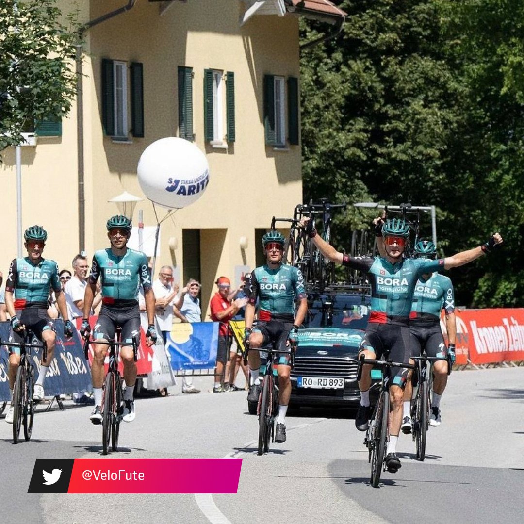 ESPNCiclismo's tweet photo. ¿Cómo habrán resuelto los ciclistas del #BoraHansgrohe quien se quedaba con la victoria en los Nacionales de Austria? Lo cierto es que el triunfo fue para Felix #Grobschartner y subieron al podio Patrick #Gamper y Lukas #Postlberger. 😅🔝

#ESPNCiclismo https://t.co/AnbW4eK2sn