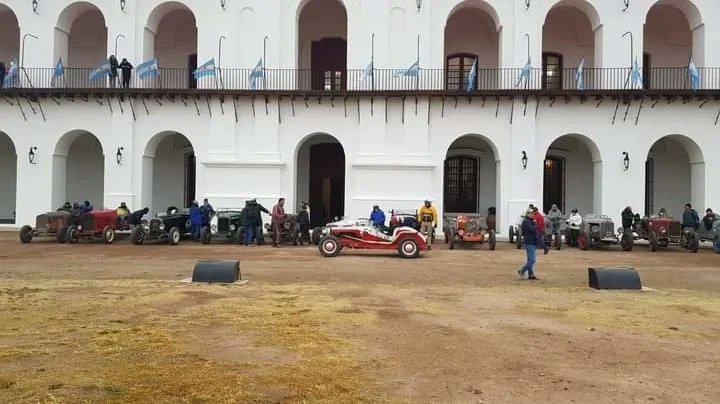 CasaReplica's tweet photo. ☑️ SE HIZO PRESENTE LA 1er VUELTA DE SAN LUIS PARA BAQUETS.

-En la mañana de hoy tuvimos el honor de recibirlos en la Replica, gracias por venir.

#CabildoenSanLuis #SanLuisNosUne #TurismoSanLuis #ViviSanLuis #RespiraSanLuis https://t.co/ZY6STlMuFD