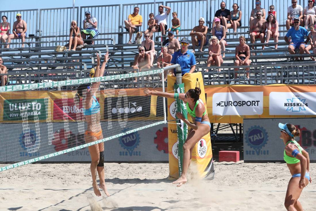 #BeachVolley 🏐 - Campionato Italiano 🇮🇹 

En Bellaria, <a href="/anagallay/">Ana Gallay</a> y <a href="/ferpereyra02/">Fernanda Pereyra</a> se subieron al podio tras derrotar a Pata y Toko 🇻🇺 en el partido por el tercer puesto 🥉 

En semis habían perdido con las posteriores campeonas Menegatti y Gottardi 🇮🇹

📸 <a href="/Federvolley/">Federvolley ⭐️⭐️⭐️⭐️⭐️⭐️⭐️</a>