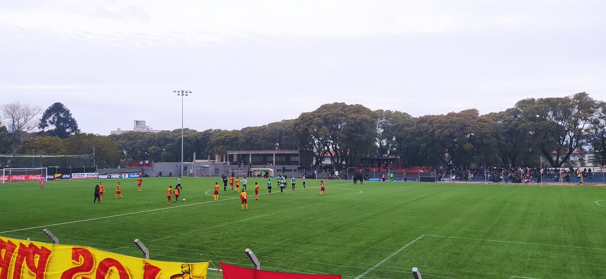 ⏱️Final del primer tiempo en el Palermo. @RacingClubUru 1 - 0 Villa Española #CulturaDeBarrio ❤️💛💜