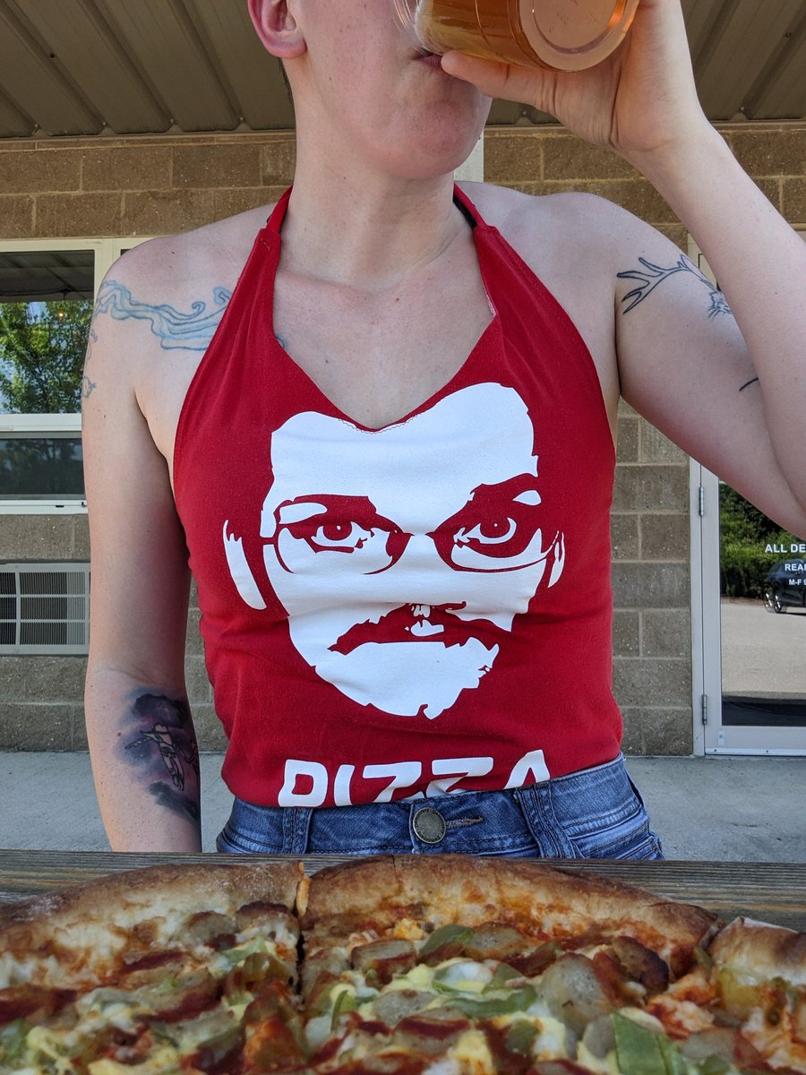 holycrappitsjo's tweet image. "Cool shirt! Is that someone you know? Like, is that a friend of yours?"

I've never been less sure of how to answer a question that this 😅

@hankgreen @johngreen #piples #pizzajohn