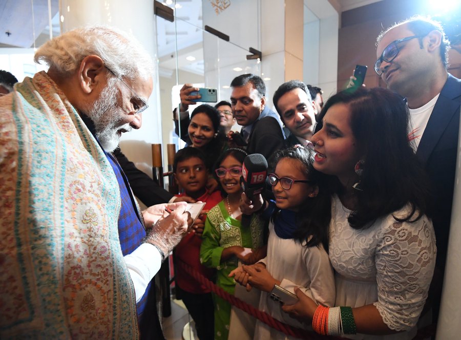 Rohtashmandan25's tweet photo. मोदीजी म्यूनिख में प्रशंसकों से मिलते हुए व उन का आभार जताते #ModiInMunich #moditwitter https://t.co/sKzy5FNhUA