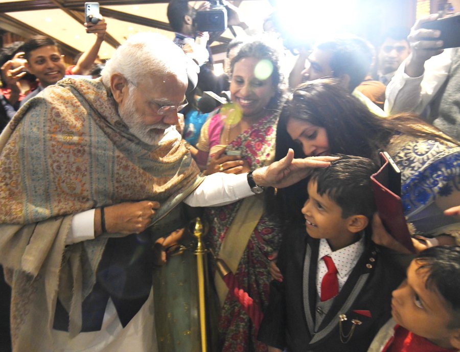Rohtashmandan25's tweet photo. मोदीजी म्यूनिख में प्रशंसकों से मिलते हुए व उन का आभार जताते #ModiInMunich #moditwitter https://t.co/sKzy5FNhUA
