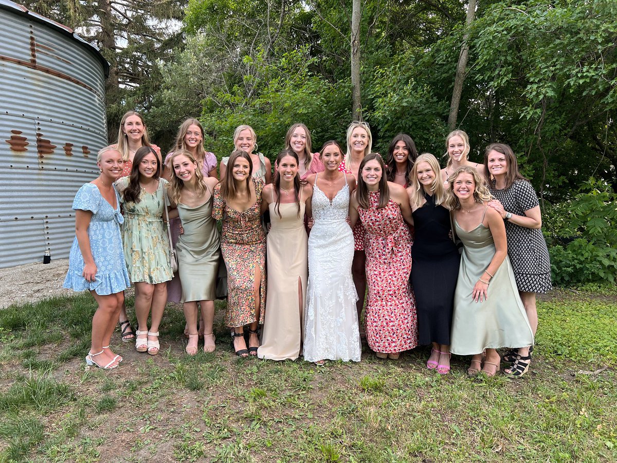gustievb's tweet photo. Gustie VB weddings are a blast, but when the marriage is to a @Gustavus_MBB player, it’s even better! Congrats to Nora and Spencer on a beautiful wedding yesterday 🖤💛#gogusties https://t.co/DQFwod3Qzz