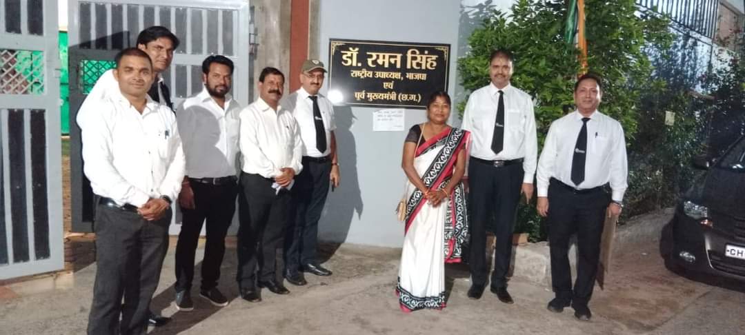 🇮🇳🌹* आज रायपुर छत्तीसगढ़ के पूर्व मुख्यमंत्री एवं राष्ट्रीय उपाध्यक्ष भा ज पा के माननीय  डाॅ रमन सिंह को सहारा- सेबी प्रकरण के सम्बन्ध मे ज्ञापन दिया गया जिसमे उनके द्वारा आश्वस्त किया गया की माननीय केन्द्रीय वित्तमंत्री से चर्चाकर शीघ्र ही प्रकरण का समाधान कराया जाएगा।🌹