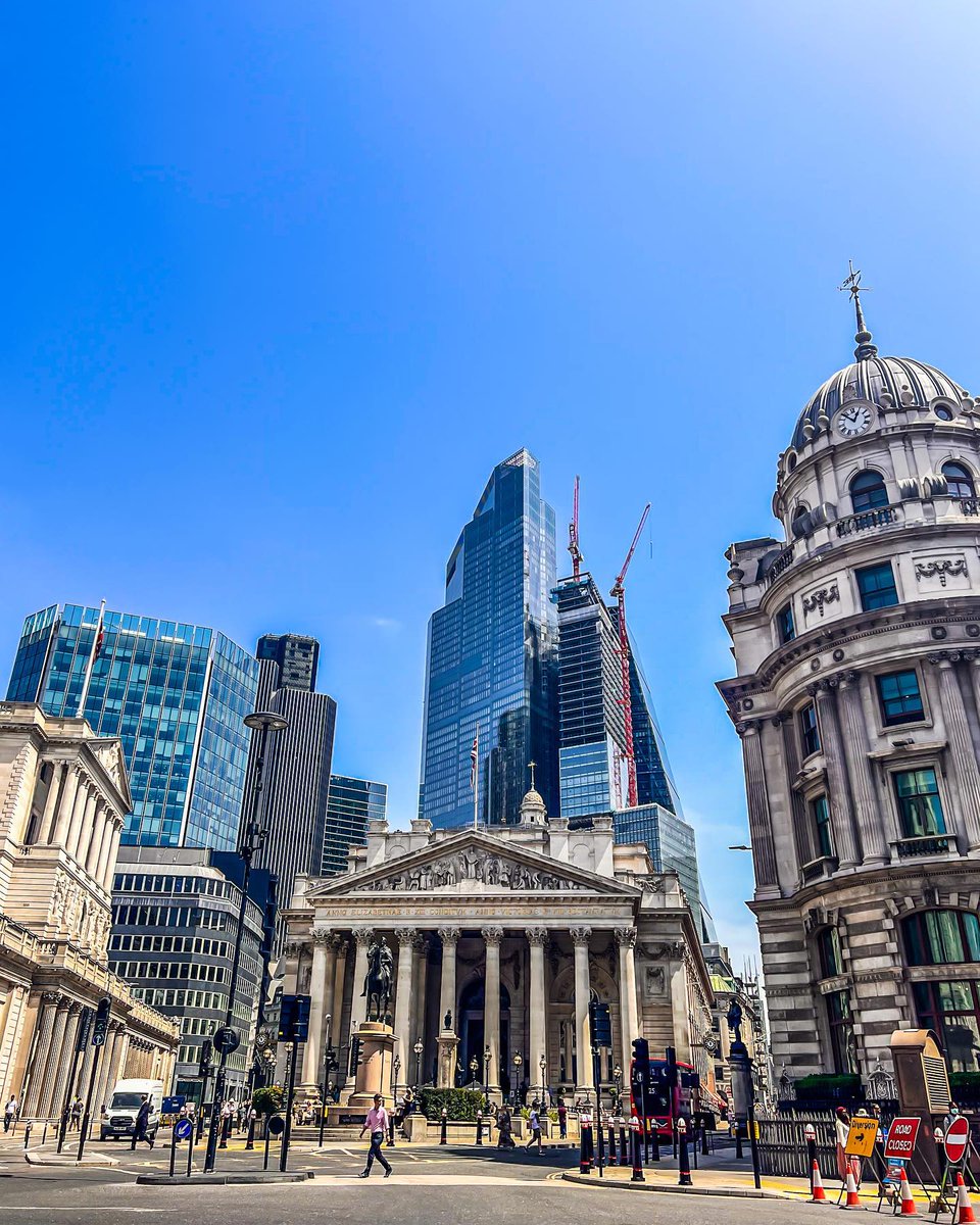 visitlondon's tweet photo. You can always bank on blue skies in London! 😉 #LetsDoLondon #VisitLondon [📸@ldnbyshane] https://t.co/9ZtYHQtUD4 https://t.co/BZISktgf7s