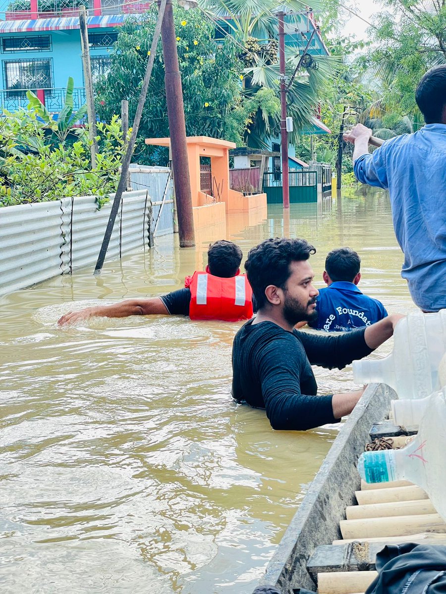 carefoundation7's tweet photo. Silchar Flood Relief Distribution Drive conducted by Care Foundation NGO. Our team delivering 10000 lit Drinking water and food packets on daily basis. Sharing few glimpses

#silcharflood #silcharunderwater  #PrayForSilchar #AssamFloods https://t.co/RY11dU506z