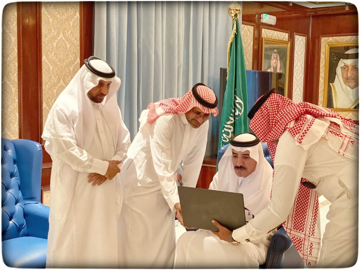 tnmit2580's tweet photo. دشن سعادة محافظ القنفذة الاستاذ محمد بن عبدالعزيز القباع صباح اليوم  الاحد ٢٧ ذو القعدة 1443هـ شعار جمعية التنمية الأهلية بقريعة،بحضور رئيس الجمعية الأستاذ أحمد علي الزيلعي واعضاء مجلس إلادارة والرئيس الفخري  بالجمعية الشيخ ذاكر بن مديني السيد. https://t.co/KDxkTLmd2j