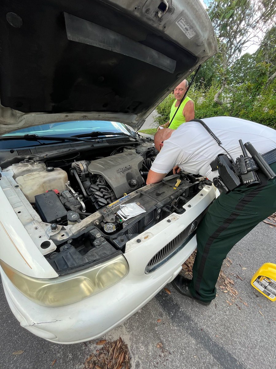 FloridaScanner's tweet photo. #HillsboroughCounty
When a citizen's car broke down in the Orient Road Jail parking lot, Deputy Morales stepped in. He was able to fix the car quickly, so he could get to work.
A few days later, he returned to thank Deputy Morales for all his help.
#FloridaPoliceScanner https://t.co/UPJpRIBSG5