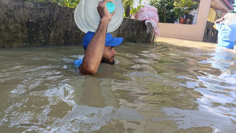 THFAssam's tweet photo. Our team is working on ground &amp; continues to provide relief to help the people affected by the flood .

#AssamFloods2022 #silcharfloods #BarakValleyUnderWater #PrayForAssam #teamhumanity💙 @dccachar https://t.co/8Gbo7uokxm