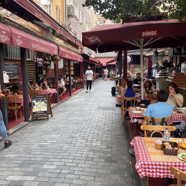 SAinTurkiye's tweet photo. 🚩 شارع الإفطار بمنطقة بيشكتاش في #اسطنبول شارع مليء بالمطاعم اللي تقدم وجبة الفطور التركية الشعبية الشهية بالإضافة لقائمة طعام شاملة مميزة 

#تركيا #اسطنبول #سياحة #سفر #مطاعم #طرابزون #انطاليا #الشمال_التركي 

📍الموقع: https://t.co/A21GWeeY40 https://t.co/m0MAvlr93r