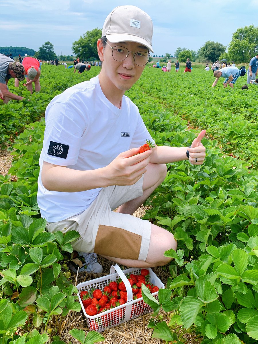 LidouTed1993's tweet photo. Summer time for Picking up Strawberry🤪🤪Great day and Nice T-shirt BTW😚😚 @saboten20220412 

Love the Environment so much，hope u guys also enjoy the beautiful weather！🌍🌍🌍

#Saboten #strawberry  #NFT #NFTCommmunity #environment https://t.co/ZUlmC1kUVA
