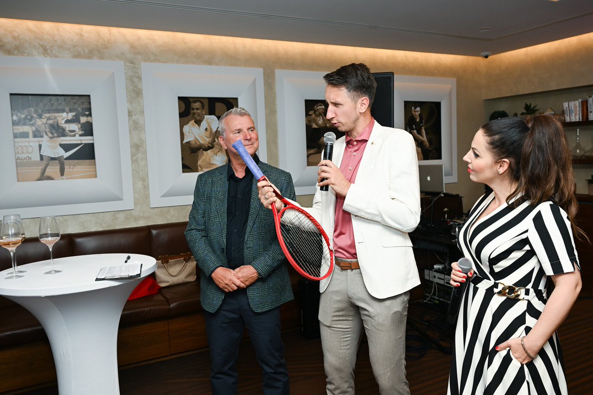 Stako_tennis's tweet photo. Під час гала вечері у Братиславі продав ракетку якою я грав останній матч за збірну України.
12 000€ перераховано на фонд медичного батальйону «Госпітальєри». Величезна подяка Євжену Балко та Броніславу Станьковичу 🙏🏻🙏🏻🙏🏻🇺🇦 https://t.co/23OIW90xJ7