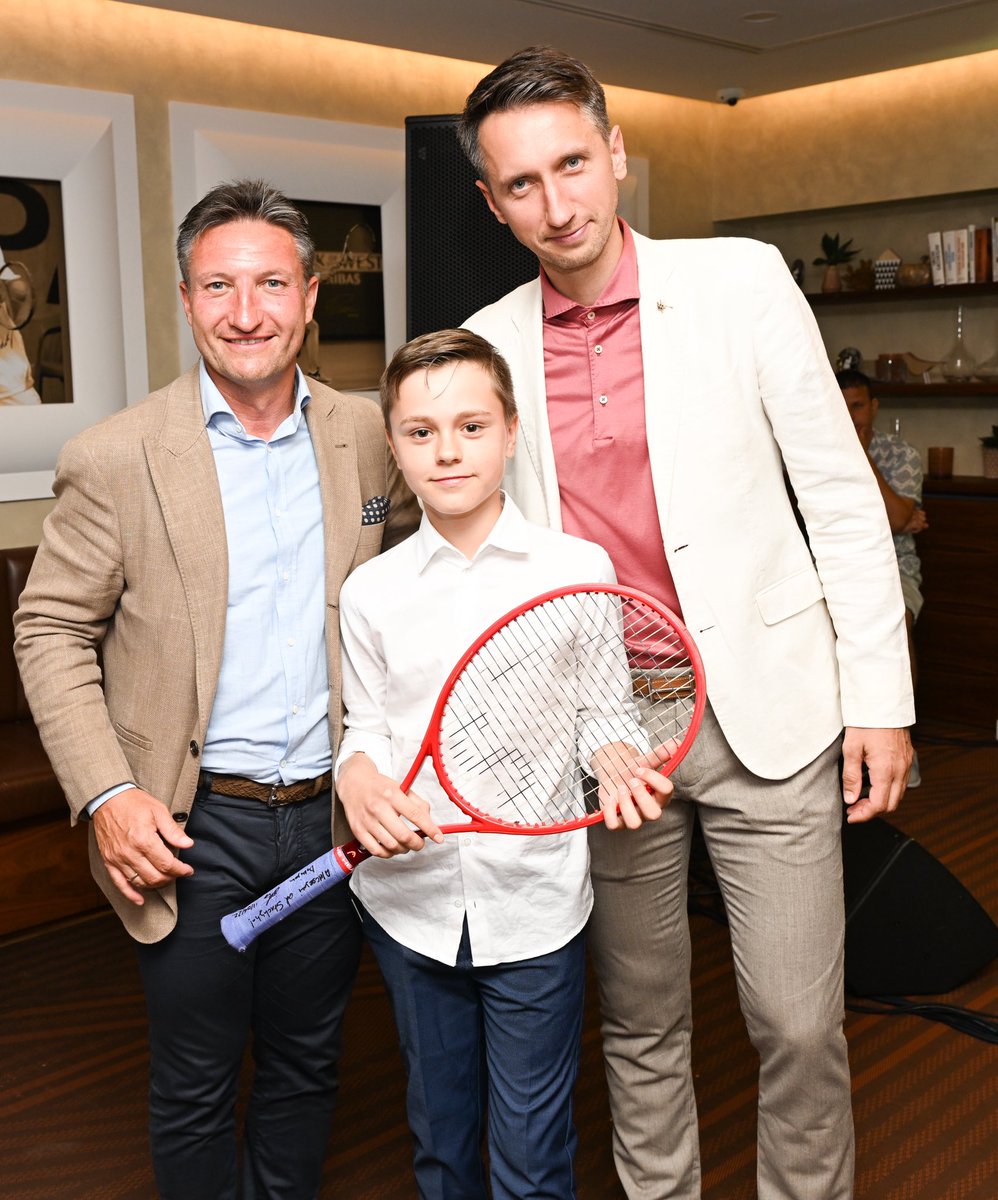 Stako_tennis's tweet photo. Під час гала вечері у Братиславі продав ракетку якою я грав останній матч за збірну України.
12 000€ перераховано на фонд медичного батальйону «Госпітальєри». Величезна подяка Євжену Балко та Броніславу Станьковичу 🙏🏻🙏🏻🙏🏻🇺🇦 https://t.co/23OIW90xJ7