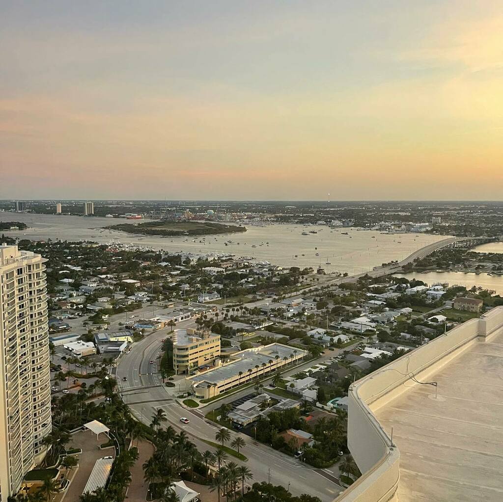 paulaguinto's tweet image. My favorite time of day with my favorite people. 🌅 🌆
.
.
 #familytime #whereisluca instagr.am/p/CfRk_lluN0i/