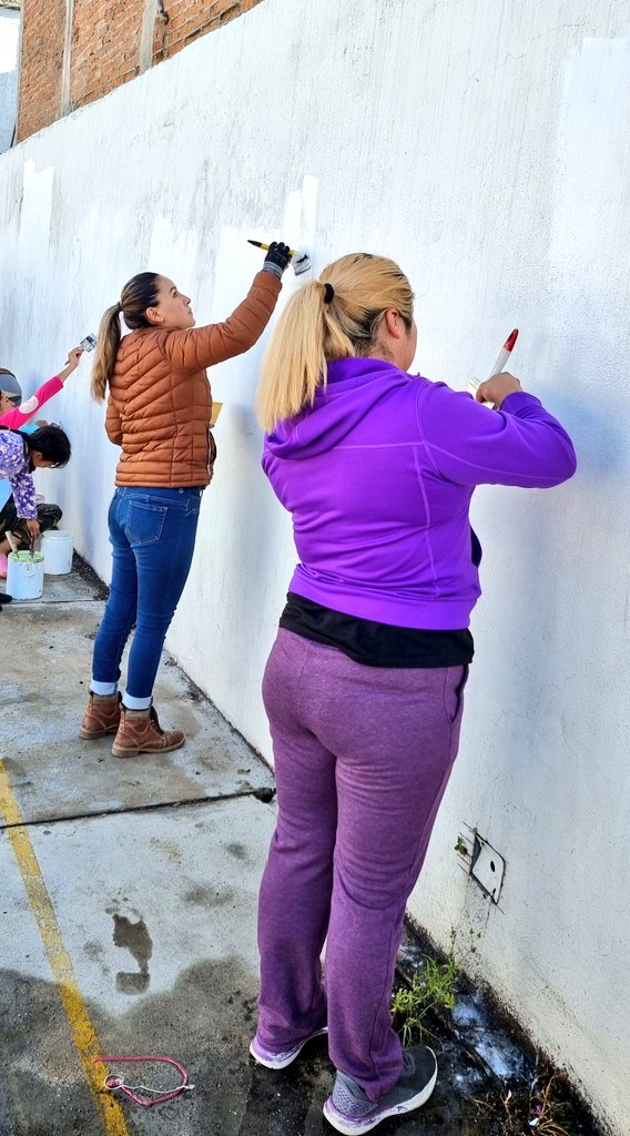 VioletaCruzS's tweet photo. ¡Lo que bien se aprende, no se olvida! Hoy tuvimos muy tempranito #FaenaComunitaria en #Endare 🪣🧹⛏️ #AyuntamientoQueTrabaja #Equipo #DelegadosCOPACI https://t.co/LMmWM4a8OX