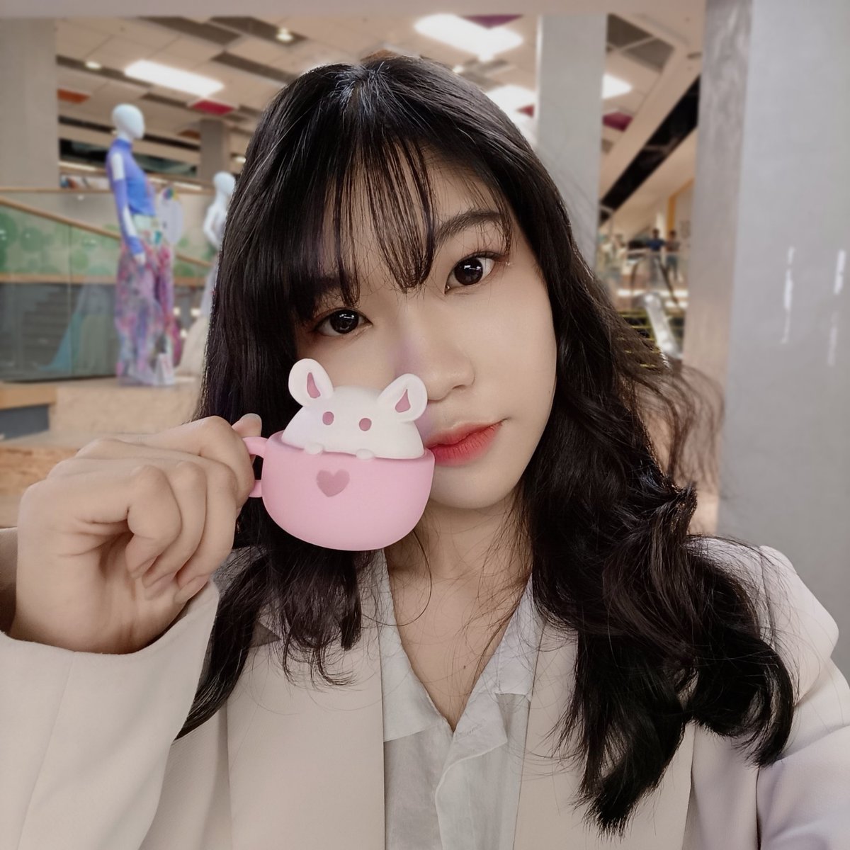 mifuart's tweet photo. Mifu & Her art toy 😭💖
#TheMoonNftShow #NFTartist #NFTCommmunity #NFTartwork #NFT #3D #Mifu #Mifuart #Mifucommision #Wassui #Hamui #HamuiCup #Sharkui #opensea @hamui_nft https://t.co/tTxjuWPsZ1