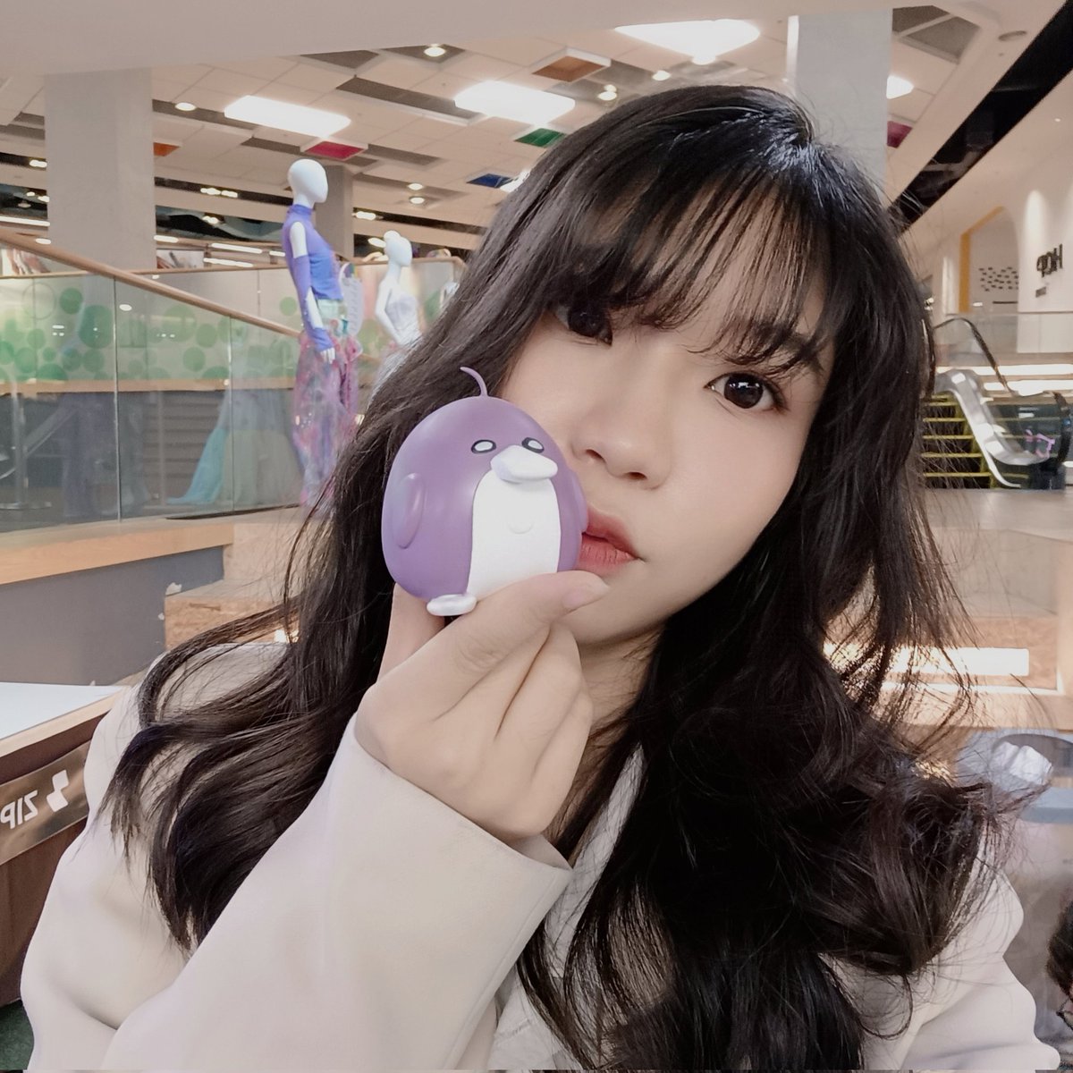 mifuart's tweet photo. Mifu & Her art toy 😭💖
#TheMoonNftShow #NFTartist #NFTCommmunity #NFTartwork #NFT #3D #Mifu #Mifuart #Mifucommision #Wassui #Hamui #HamuiCup #Sharkui #opensea @hamui_nft https://t.co/tTxjuWPsZ1