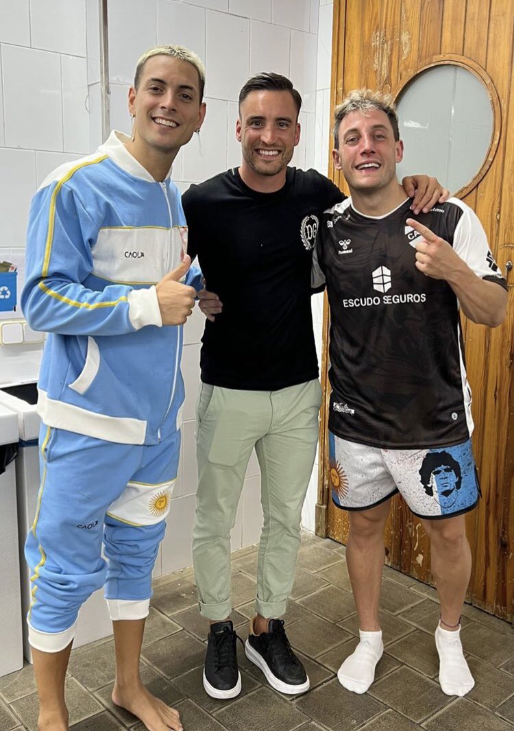 Tranqui la facha CAOL® de Coscu en el vestuario de Momo de #laveladadelano2 
<a href="/Martinpdisalvo/">Coscu</a> <a href="/momorelojero/">El Calamar de La Plata</a>