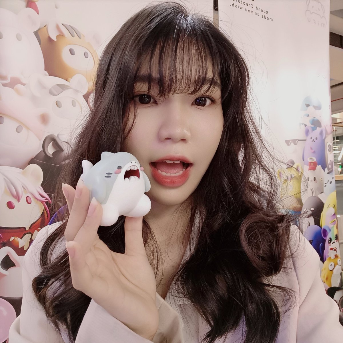 Mifu &amp; Her art toy 😭💖

#TheMoonNftShow #NFTartist #NFTCommmunity #NFTartwork #NFT #3D  #Mifu #Mifuart #Mifucommision #Wassui #Hamui #HamuiCup #Sharkui #opensea  <a href="/hamui_nft/">Hamui | ハムい。</a>