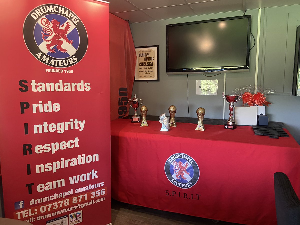 Drumchapel Amateurs U19s Double Winners Season 2021/2022 🏆🏆

Well Done All 👏🏽👏🏽👏🏽⚫️⚪️🔴