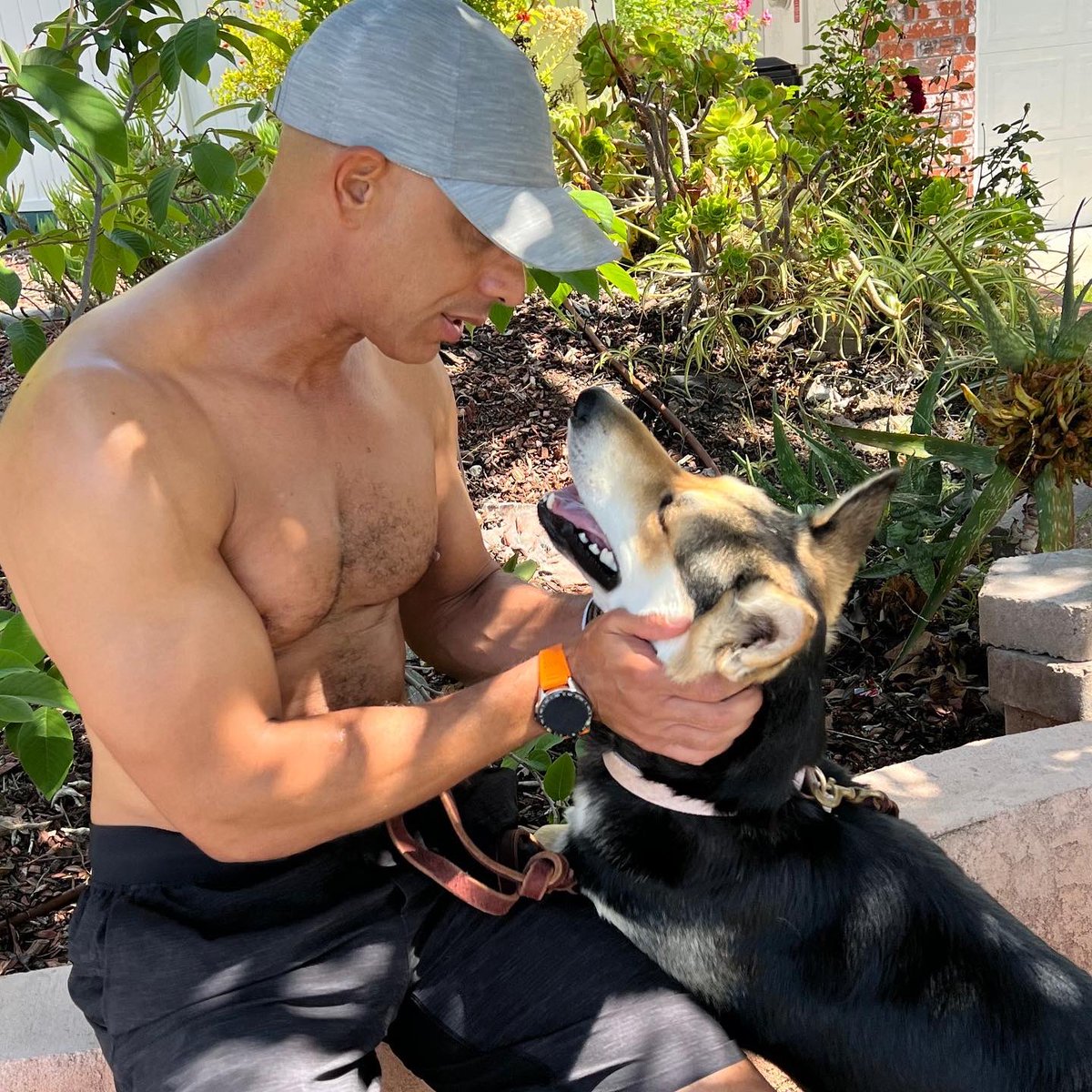 DrKwane's tweet photo. Stressful week? 🥴 Get outside, move your body, clear your mind. You’ll feel great. And of course bring your best friend with you!🏃🏽🐕

#stayfit #fitness #workout #exercise #healthyliving #runner #jogging #squats #cardio #pets #petexercise #husky #thestreetvet https://t.co/437PqAniNe