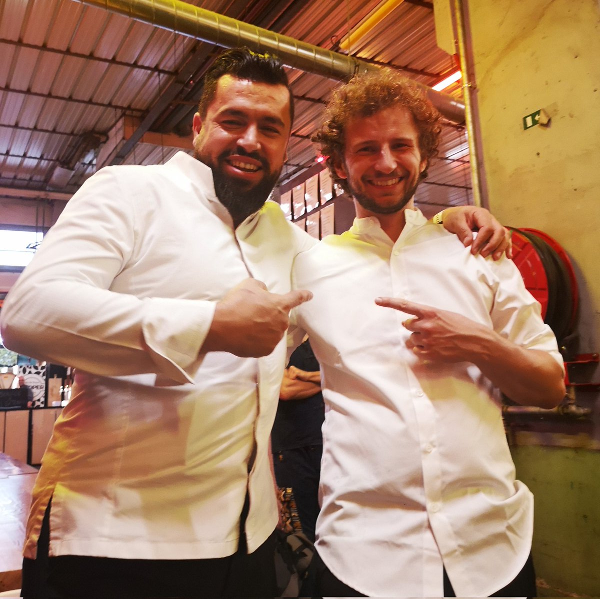 Avec les chefs Maxime Bonnabry-Duval du <a href="/RefettorioParis/">Refettorio Paris</a> et Mohamed Elkhady
Bravo à tous les talents et bénévoles du @RefugeeFood Festival. Un délice !