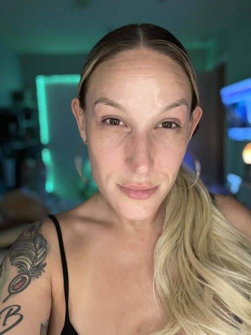 No makeup. No filter. 💚still pretty. 👍🏼 https://t.co/2eNEwmHP2s