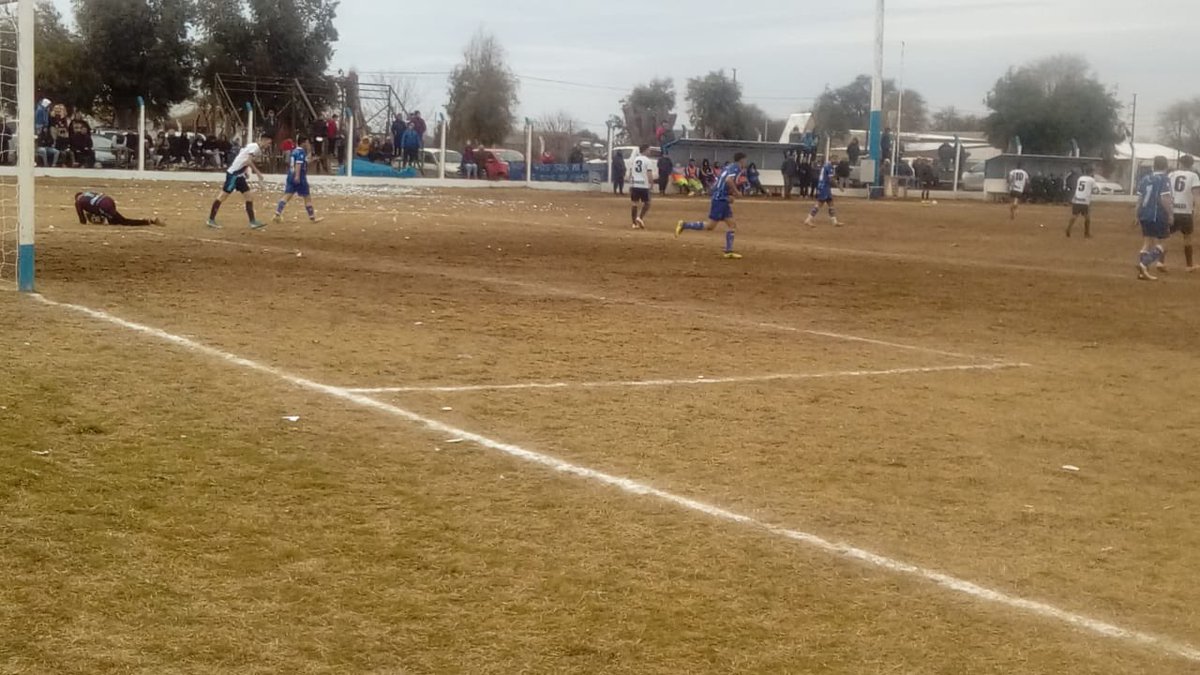 DeportivoAnguil's tweet photo. #JuegaAnguilense GOLAZO GOLAZOO DEL #Depo #AdrianJamad 

#Anguilense 1  #Penales 1 

#ElClubDelPueblo #TODOSJUNTOS https://t.co/DD1CRkqZbG