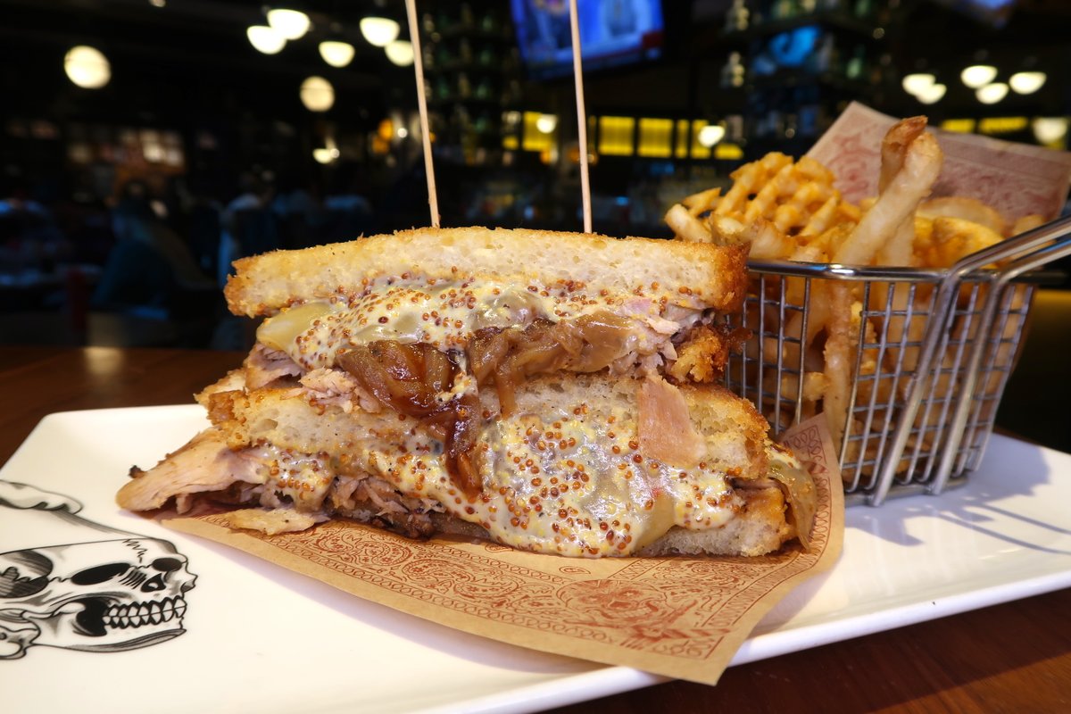 Guy Fieri's Foxwoods tweet media