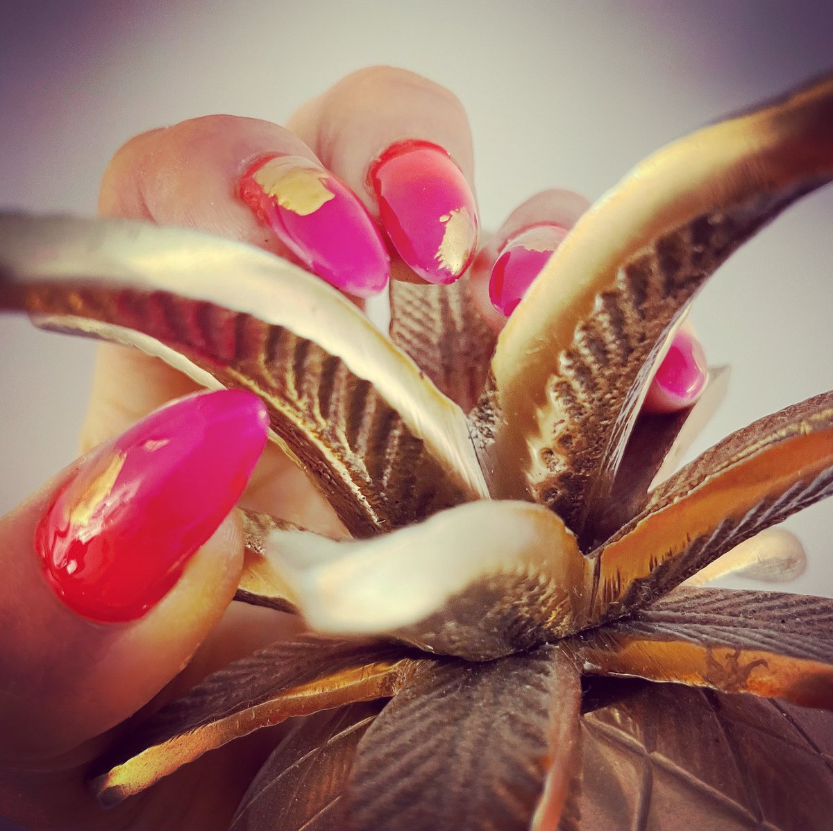 gemmyred's tweet photo. Because #pridemonth deserved something pretty fucking special…* 🧡💗
*Pineapple, model’s own.
#pimpmypride #fingerwork #proud #outandproud #pride🌈 #pridenails #nailart #lesbianlove #lesbianpride #pridepineapple #goldengirl #chromenails #newnails #simplepleasures https://t.co/Luv2UE3up1