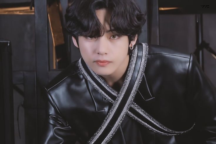 vkFroz's tweet photo. KIM TAEHYUNG AT CELINE SHOW

#TAEHYUNGxCeline 
#TAEHYUNG 
#taehyungfrench #CELINEXParkBoGu
 #CELINE #TaehyungInParis https://t.co/MDx2PAI2se
