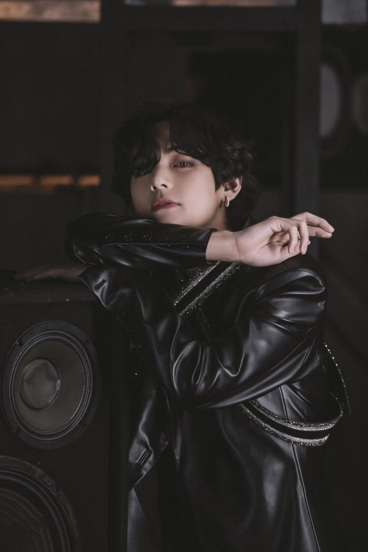 vkFroz's tweet photo. KIM TAEHYUNG AT CELINE SHOW

#TAEHYUNGxCeline 
#TAEHYUNG 
#taehyungfrench #CELINEXParkBoGu
 #CELINE #TaehyungInParis https://t.co/MDx2PAI2se