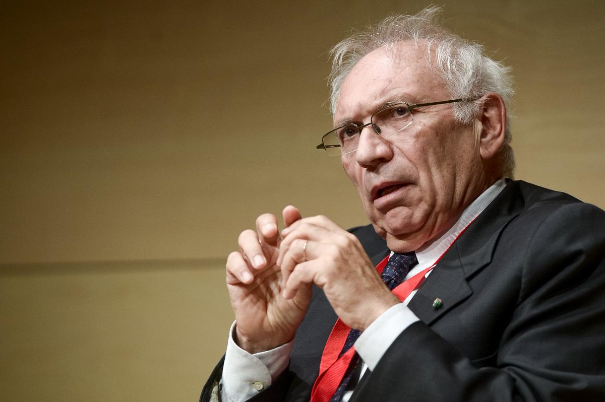 Il #Ministerodellistruzione da traccia d'esame sulla #CrisiClimatica e poi fa fare ad #Eni che ne è uno dei principali responsabili #Educazione #Ambientale nelle #scuole. Bugie ed ipocrisia di #stato
#maturita2022 
#bianchi 
#greenwashing 
#ClimateAction