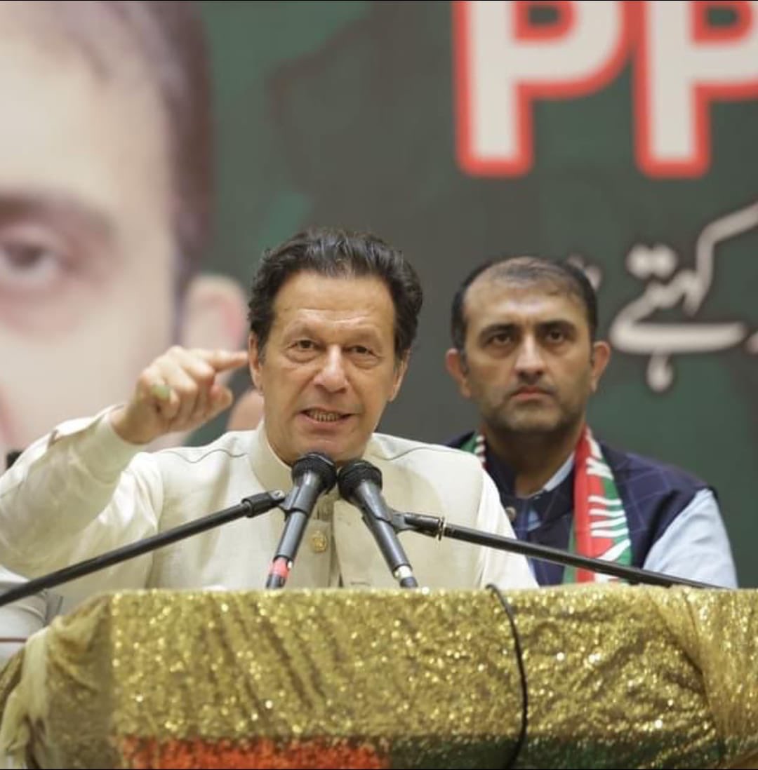 ہم انشاءاللہ ”حمزہ کُکڑی“ اور ”چیری بلاسم“ کو امپائر سمیت ویسا پھینٹا لگائیں گے جیسا پھینٹا میں ہندوستان کو اُن کے امپائروں کے درمیان لگا کے آیا تھا - 

عمران خان