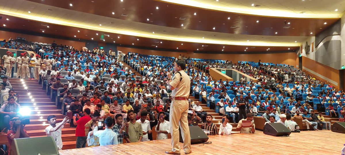 ipskumarashish's tweet photo. #CoffeewithSP में आज शाम 2000+ युवाओं को कैरियर सलाह के साथ पूर्ण नशाबंदी & शराबबंदी के प्रति जागरूक करते हुए अपराध मुक्त समाज के नवनिर्माण में सहयोग की अपील।उपस्थित सभी ने बेहद ऊर्जा के साथ @officecmbihar के नशा विमुक्ति& #शराबबंदी के महाअभियान में हर संभव सहयोग देने की शपथ ली। https://t.co/DPijGik5rG