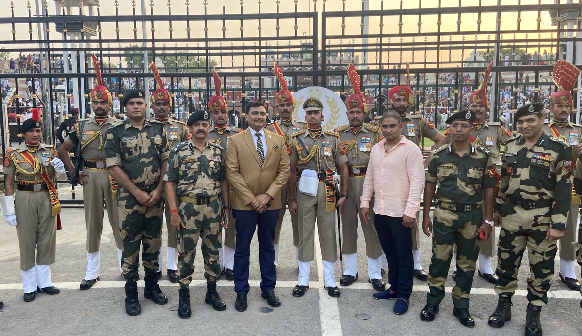 BSF_Punjab's tweet photo. 26/06/2022
International Day against Drug Abuse and Illicit Trafficking
Oath taking ceremony by #BSF and #NCB at JCP Attari, #Amritsar 
Sh Gyaneshwar Singh,IPS,DDG North region, Sh Amanjit Singh,IRS,Zonal Director NCB Chd &amp; Sh Asif Jalal,IPS,IG Ftr HQ BSF Punjab graced occassion. https://t.co/AIuRwhMYeR