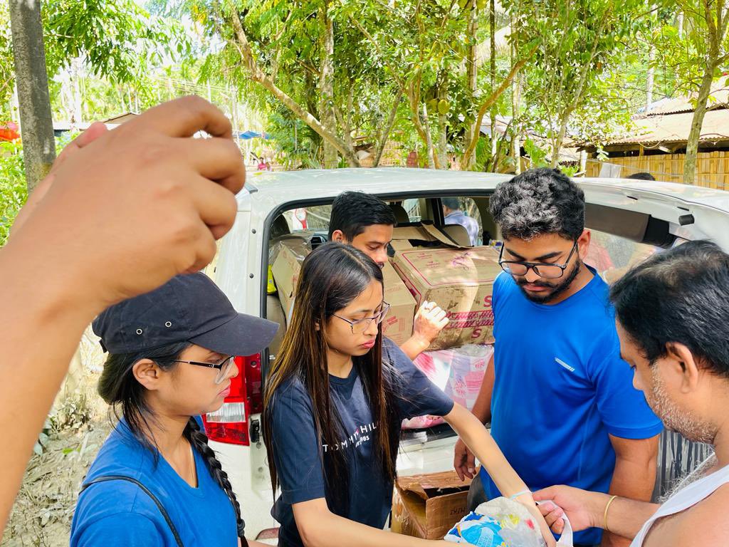 Moonhzrk's tweet photo. Helping hands for the Flood victims of Assam 🙏🏻
#AssamFloods2022 #AssamFloods #helpinghand #AssamNeedsHelp #Nagaon #Raha https://t.co/w5oBJdcDE0