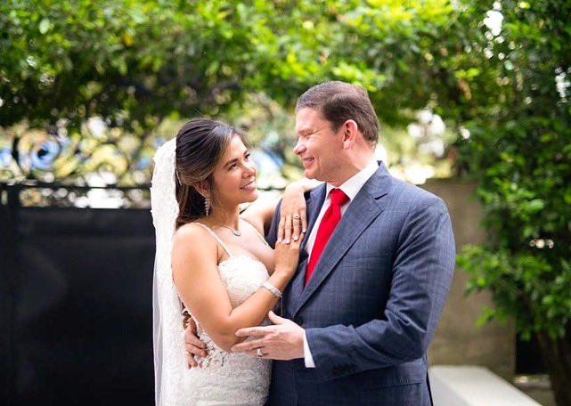 kelly_roru's tweet photo. Feliz día papi❤️has sido la inspiración más grande en mi vida, cuando pienso en un hombre con una vida imparable, ese eres tú.Mi mejor amigo, mi compañero en las más duras batallas, mi consejero en momentos de duda y mi apoyo en días donde todo a mi alrededor parece tambalear. https://t.co/w3UYanZ4k3