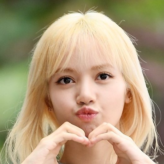 Jami47043819's tweet photo. Cháy nguyên đêm nay nhé 🤍❤️❤️❤️❤️
LALISA HUMAN CELINE
#LISAXCELINE
 #LISAatCelinePFW22 https://t.co/Xx6vSiHvA3