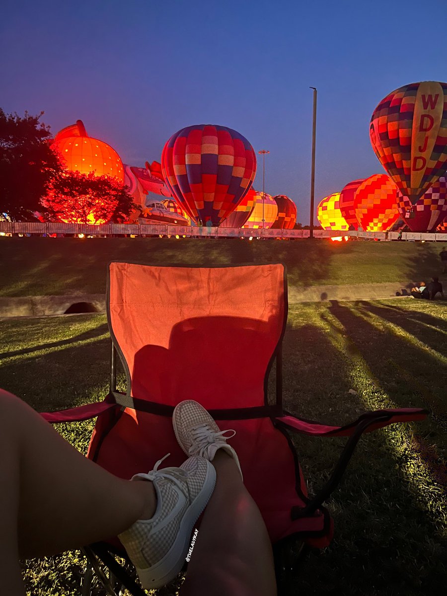 TheLadyKay1's tweet photo. Last night was amazing 😍 peaceful and beautiful….…who wishes they were in that chair experiencing the glow with me? 😏😏 https://t.co/zxlOboZ4mK