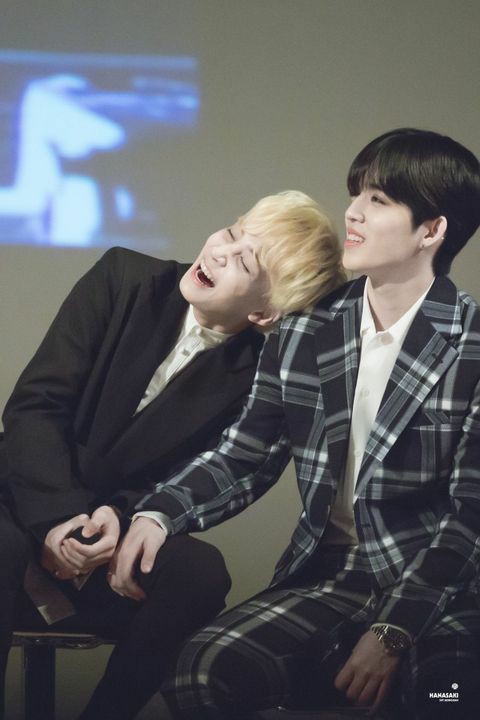 vkookgene's tweet photo. @Chimtaekookcham uu 🥺 tas may jeongcheol din ang sebong jusko lusaw na lusaw na ko ate cham. baklang bakla na ko so much. imagine mo yung all new ap3 and aus na babasahin HAHAHAHA tho balik taekook ako rn. need ko humabol sa in bloom https://t.co/rCy4b4wvz7