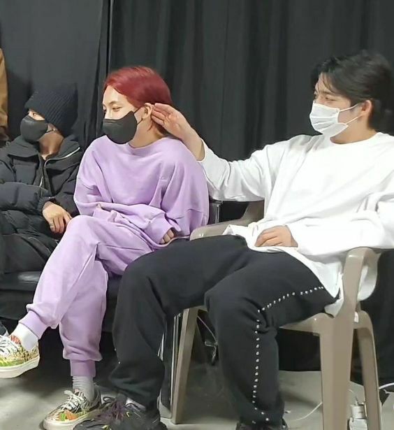 vkookgene's tweet photo. @Chimtaekookcham uu 🥺 tas may jeongcheol din ang sebong jusko lusaw na lusaw na ko ate cham. baklang bakla na ko so much. imagine mo yung all new ap3 and aus na babasahin HAHAHAHA tho balik taekook ako rn. need ko humabol sa in bloom https://t.co/rCy4b4wvz7