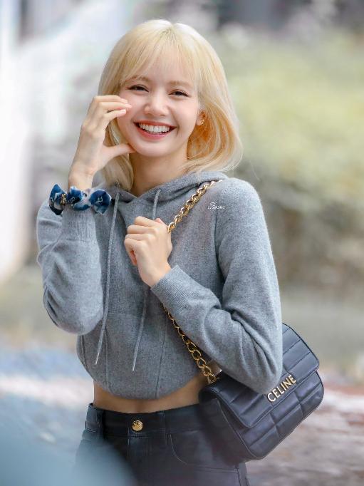 LaLisaBitch0327's tweet photo. can I get 27 replies for this cutie ?

LALISA HUMAN CELINE
#LISAatCelinePFW22
#LISAXCELINE https://t.co/gWb9uEfIHN