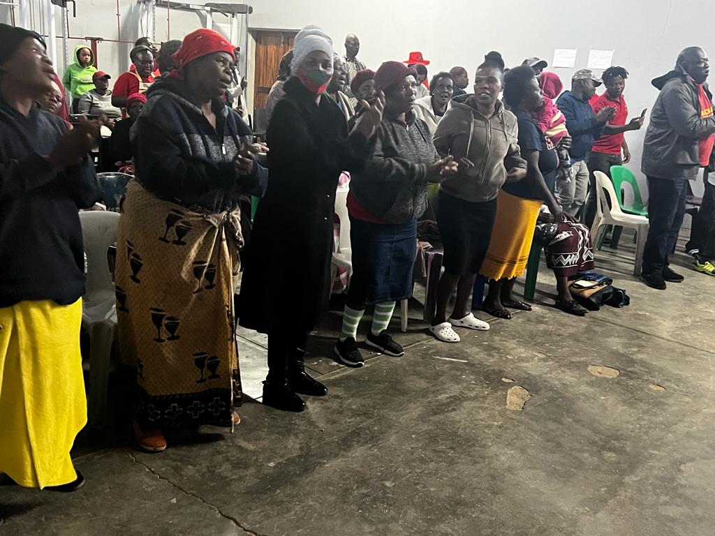 NkatekoEnigma's tweet photo. Leadership of ward 31 Thulamahashe know that the is no BGA/BPA without senior citizens. Chaiperson Cllr Prince Matlhavane and the team always recognize our senior citizens. They saw it proper to give them blankets after the Meeting. #kasilam

Kula EFF Ward 31 kula https://t.co/JpBNheNpHd