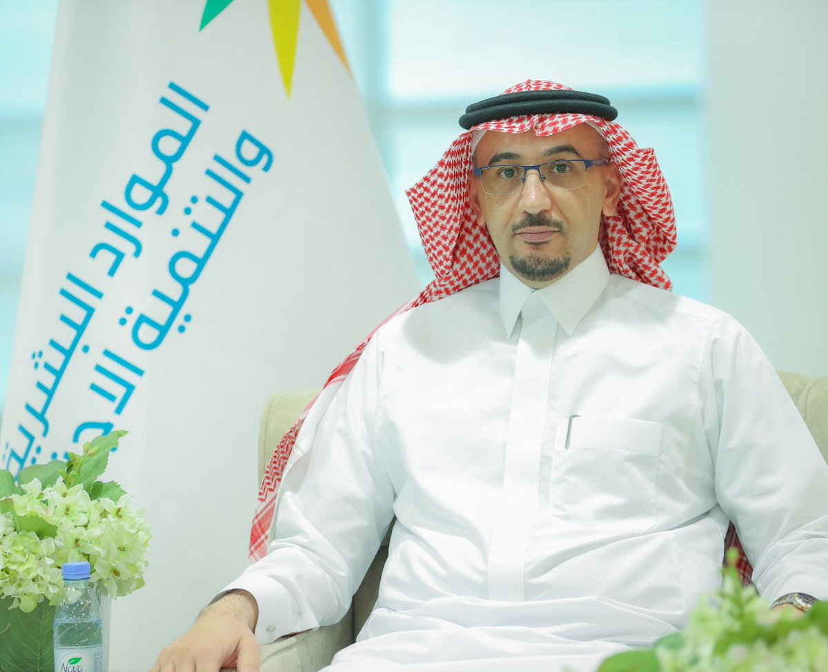 KSA24's tweet photo. تكليف الدكتور هاشم بن عبدالله المكرمي رئيساً للمكتب التنفيذي لوزير الموارد البشرية وال��نمية الاجتماعية. https://t.co/ruI2KSdb8q