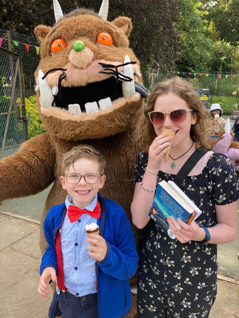 Thank you <a href="/RobBiddulph/">Rob Biddulph</a> for a great day <a href="/STAHSPrep/">STAHS PREP</a>. Your new ‘best pals’ Finn and Imogen loved meeting you!