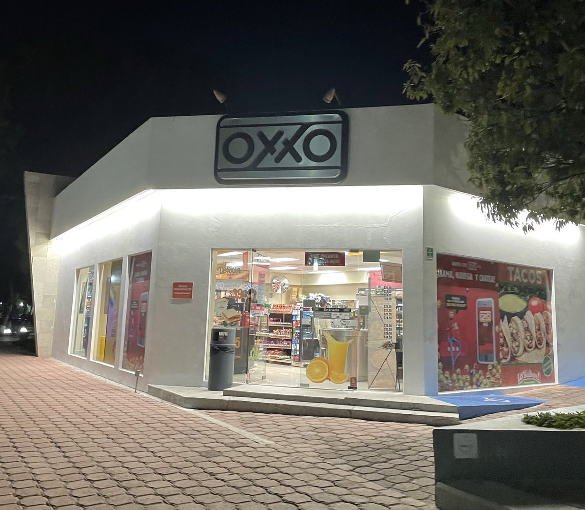 romes197's tweet photo. Oxxos sind kleine, leicht überteuerte Supermärkte, die es hier an jeder Straßenecke gibt. Selbst auf dem Campus befindet sich einer.
Neben Snacks und Getränken gibt es in den meisten Oxxos auch die Möglichkeit Überweisungen zu tätigen. 💸

#studierenweltweit #erlebees #mexiko https://t.co/qYY2kxAe1Y