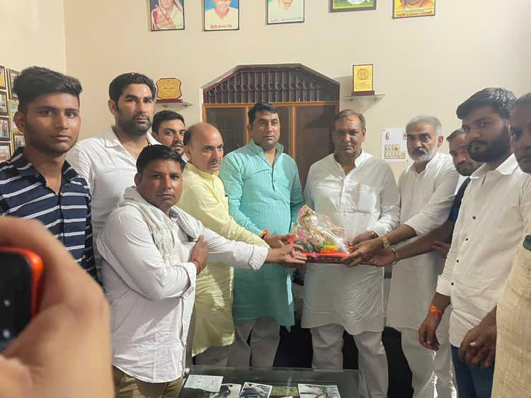 KakuMayank's tweet photo. आज दौराला में प्रथम आगमन पर आए dr Dr. Somendra Tomar जीं #VimalSharma #BJP4UP https://t.co/w2lFCLLYku